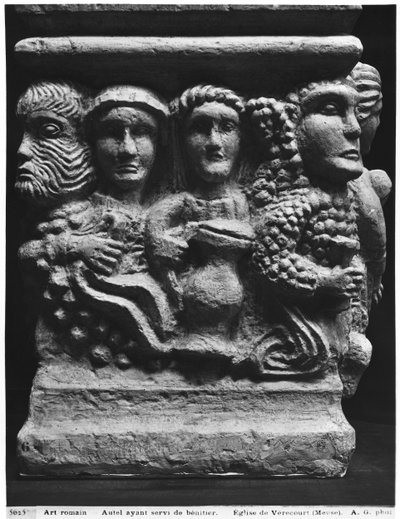 ಟರ್ಕ್‌ನ ವೆರಿಕೋರ್ಟ್, ಮ್ಯೂಸ್ (ಪ್ಲಾಸ್ಟರ್ ಎರಕಹೊಯ್ದ) ಚರ್ಚ್‌ನಿಂದ ತಲೆಗಳನ್ನು ಚಿತ್ರಿಸುವ ಫಾಂಟ್‌ನಂತೆ ಬಳಸಲಾಗುವ ಬಲಿಪೀಠದ ಮುಂಭಾಗ by Gallo-Roman